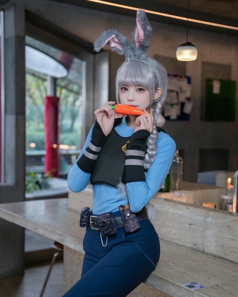 Gái cosplay cảnh sát phong cách năng động