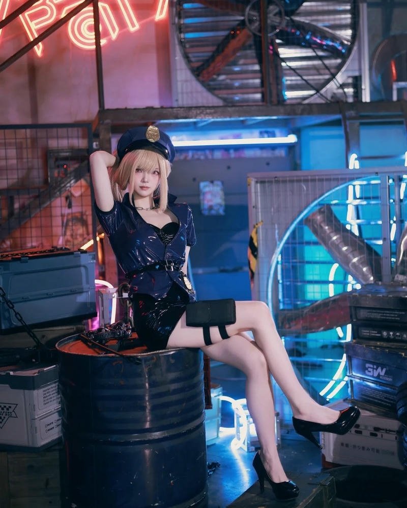 Gái cosplay cảnh sát tạo hình ấn tượng