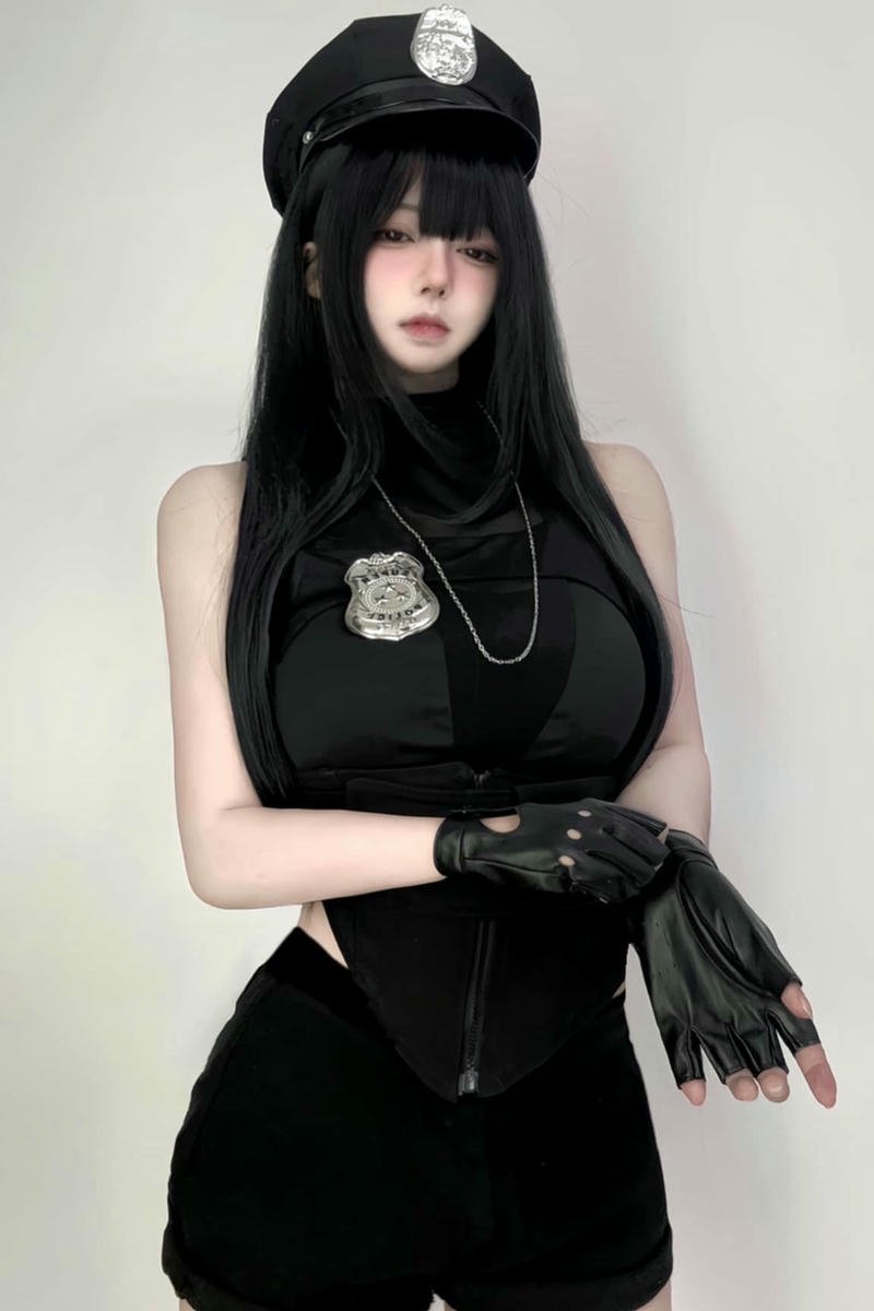 Hình cosplay cảnh sát cá tính dùng mạng xã hội