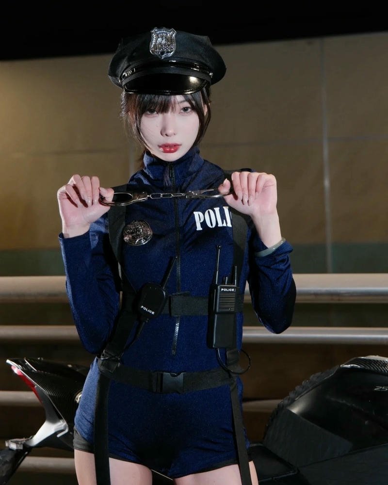 Hình cosplay cảnh sát dùng làm avatar