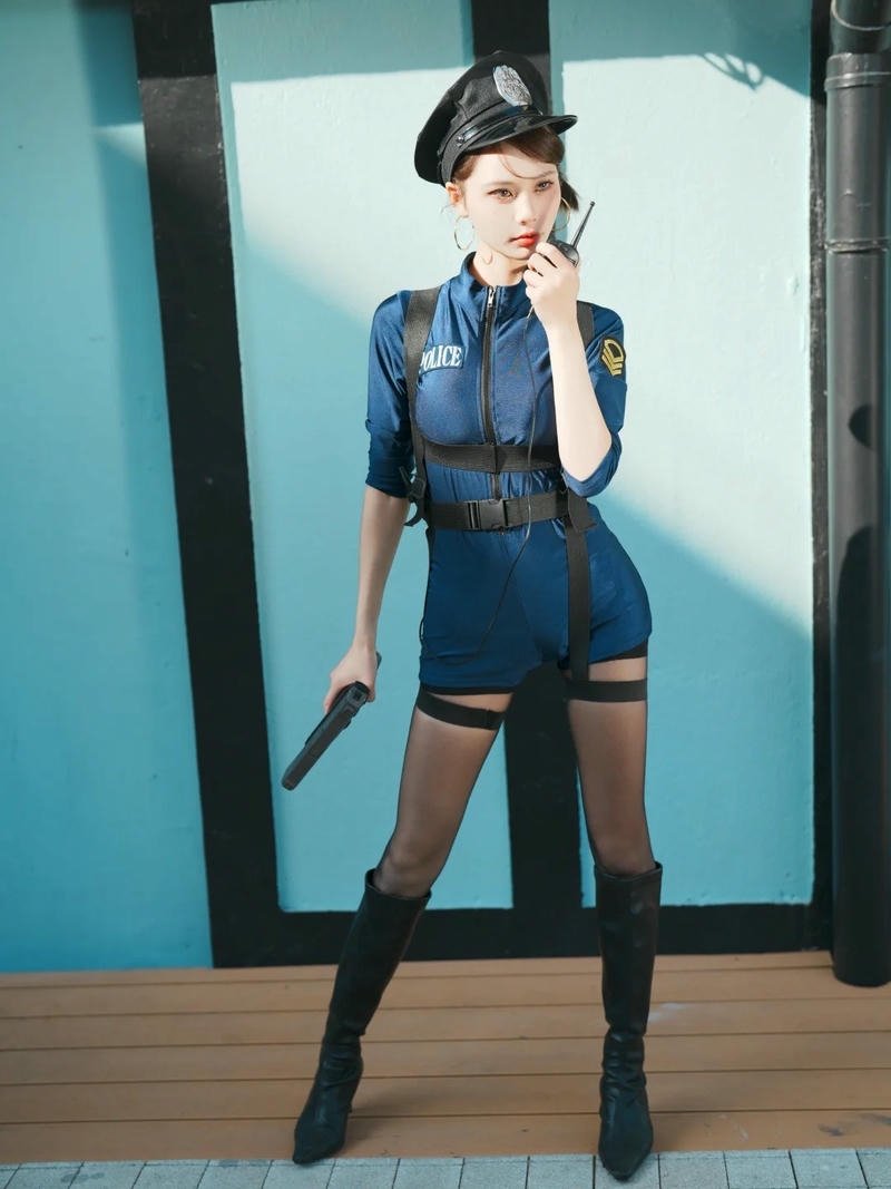 Hình cosplay cảnh sát nữ chụp chân dung