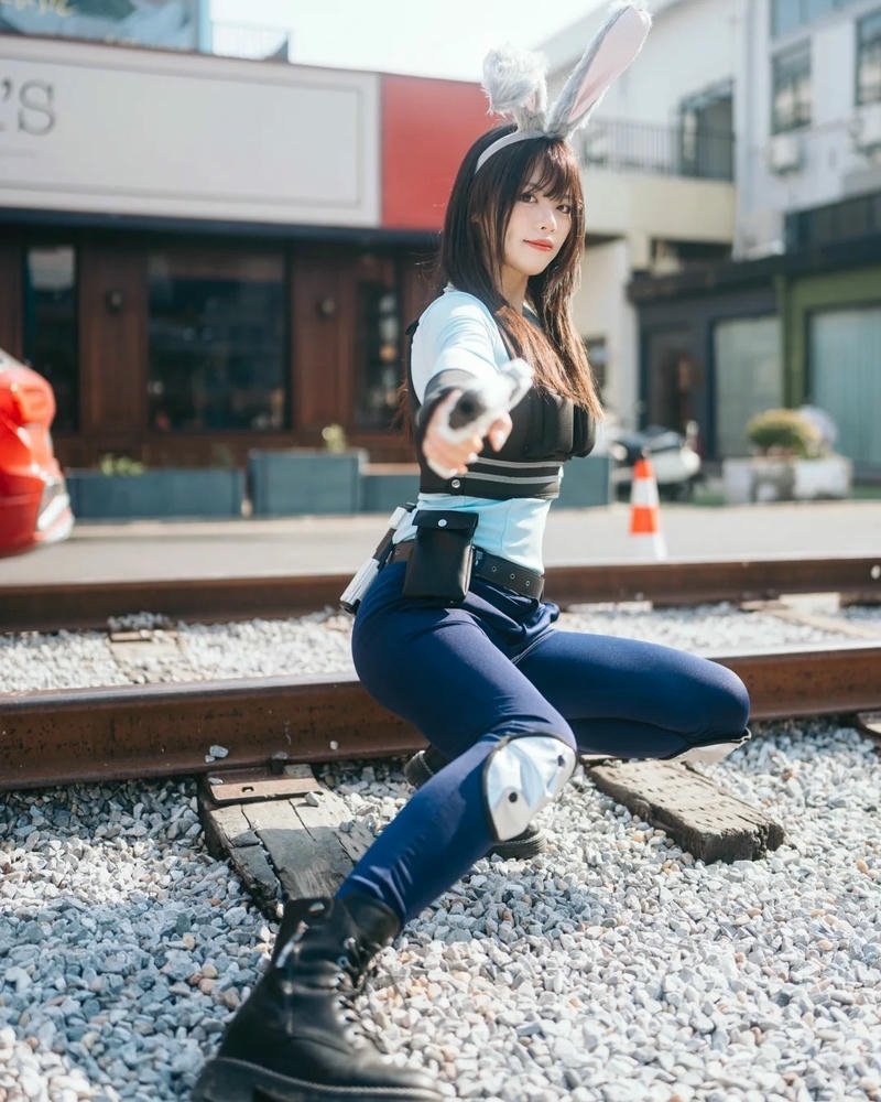Hình cosplay cảnh sát nữ phong cách tối giản