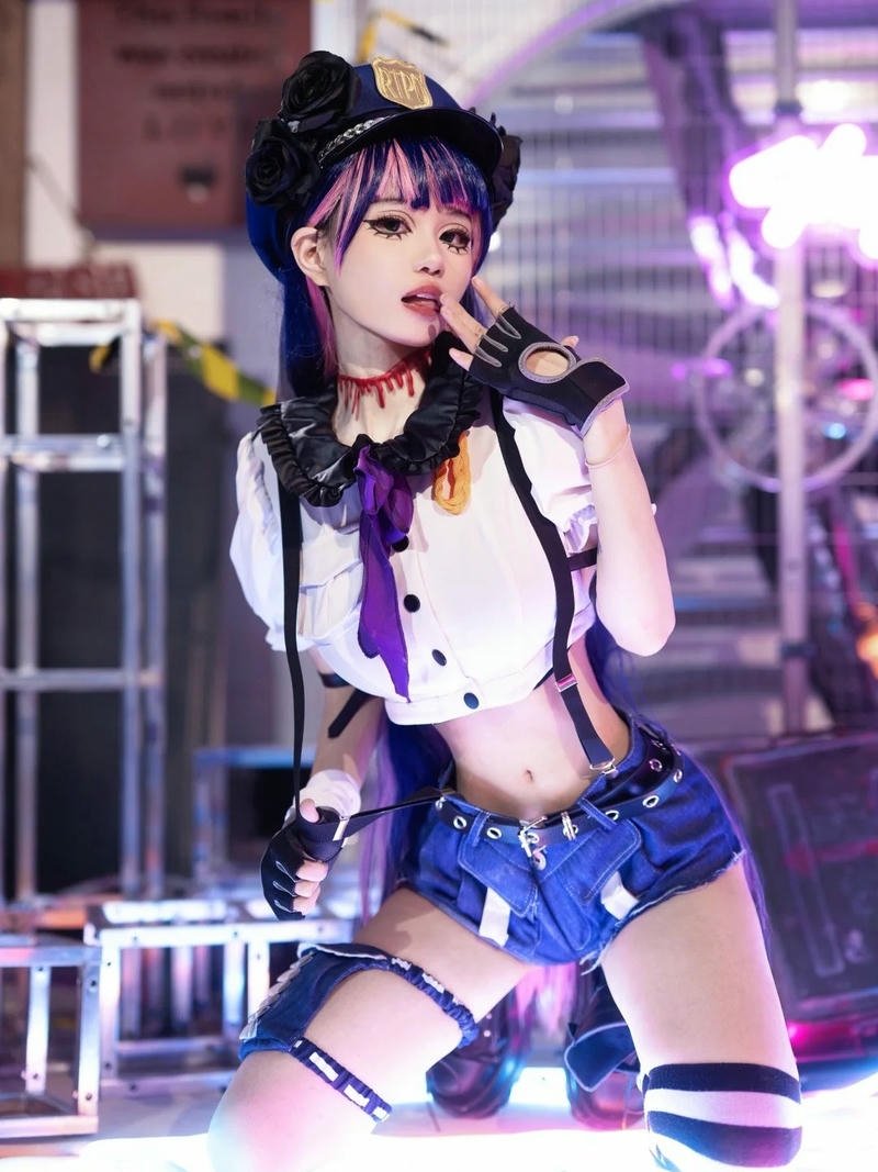 Hình cosplay cảnh sát phong cách chân thực