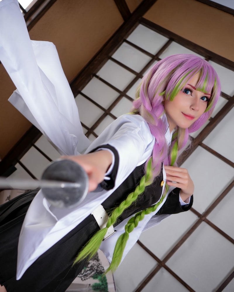 Hình cosplay luyến trụ Kanroji Mitsuri ánh sáng nghệ thuật