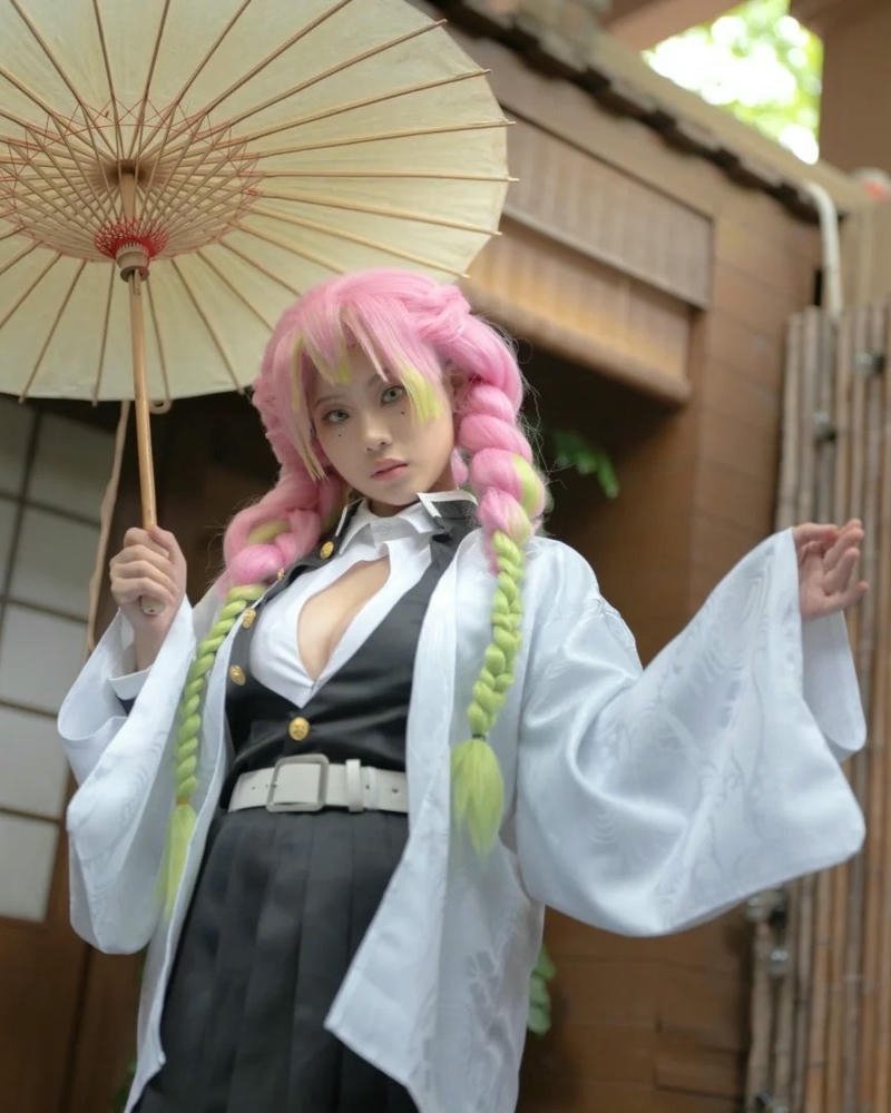 Hình cosplay luyến trụ Kanroji Mitsuri bố cục hài hòa
