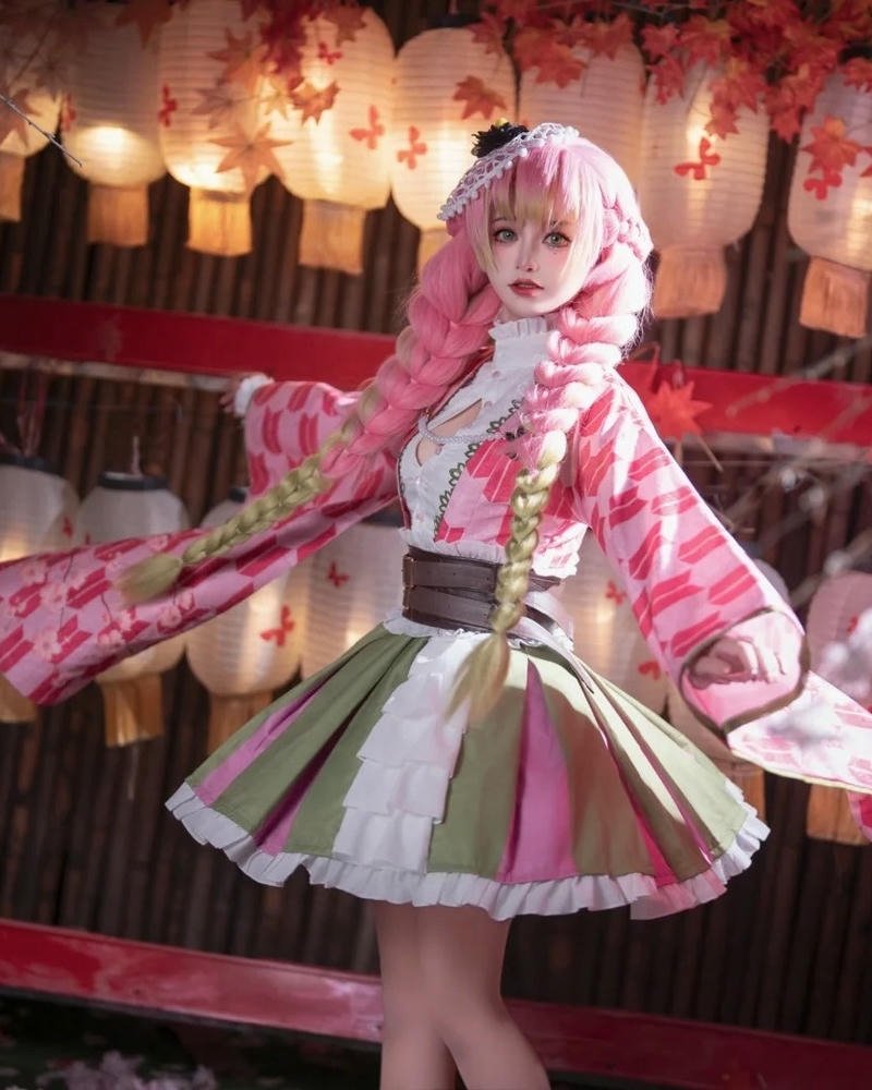 Hình cosplay luyến trụ Kanroji Mitsuri tạo dáng đẹp