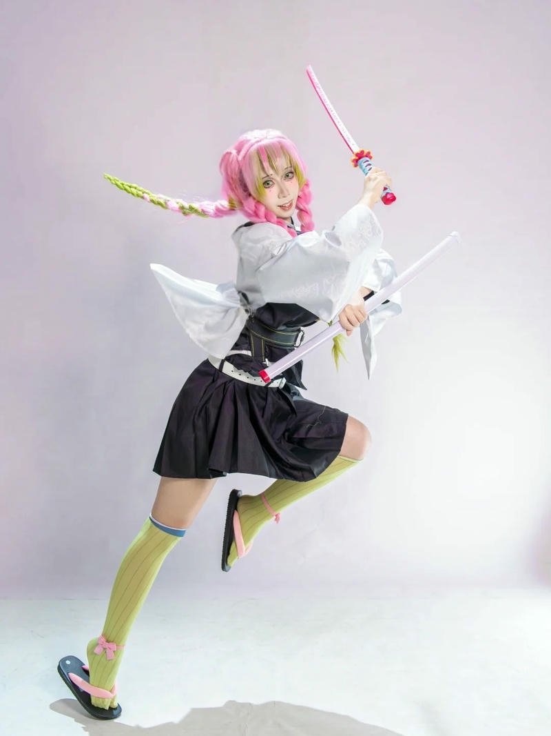 Hình cosplay luyến trụ bổ mắt phong cách Kimetsu