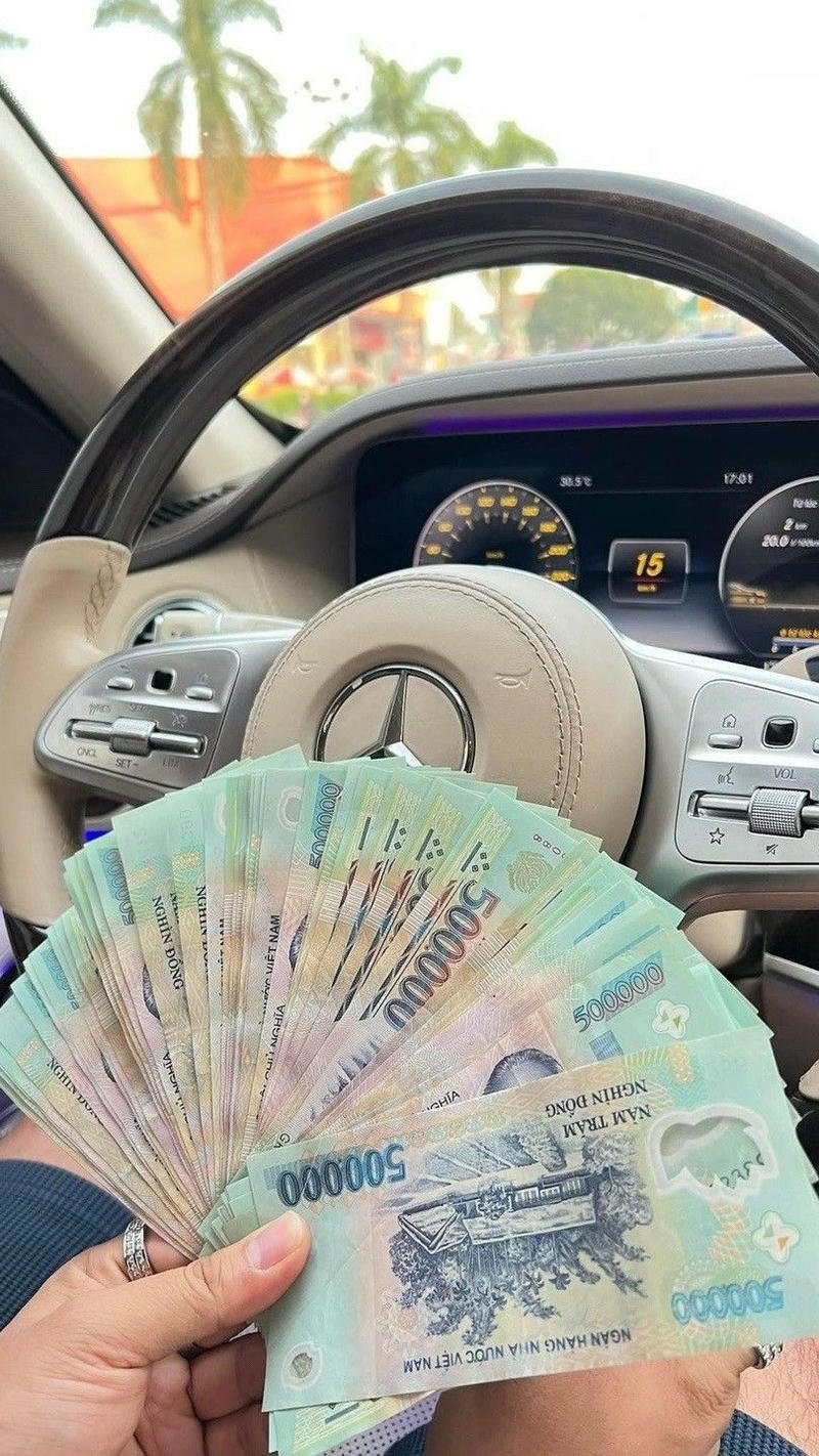 Hình nền tiền 500k trên xe ô tô