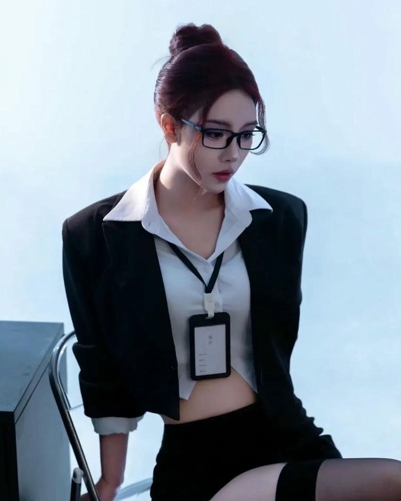 ảnh cosplay thư ký sáng rực