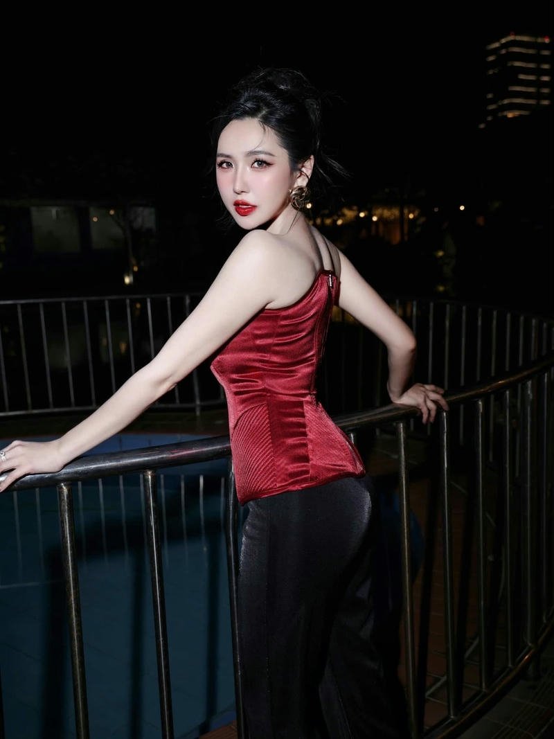 ảnh viên vibi lộ hàng lưng trần sexy