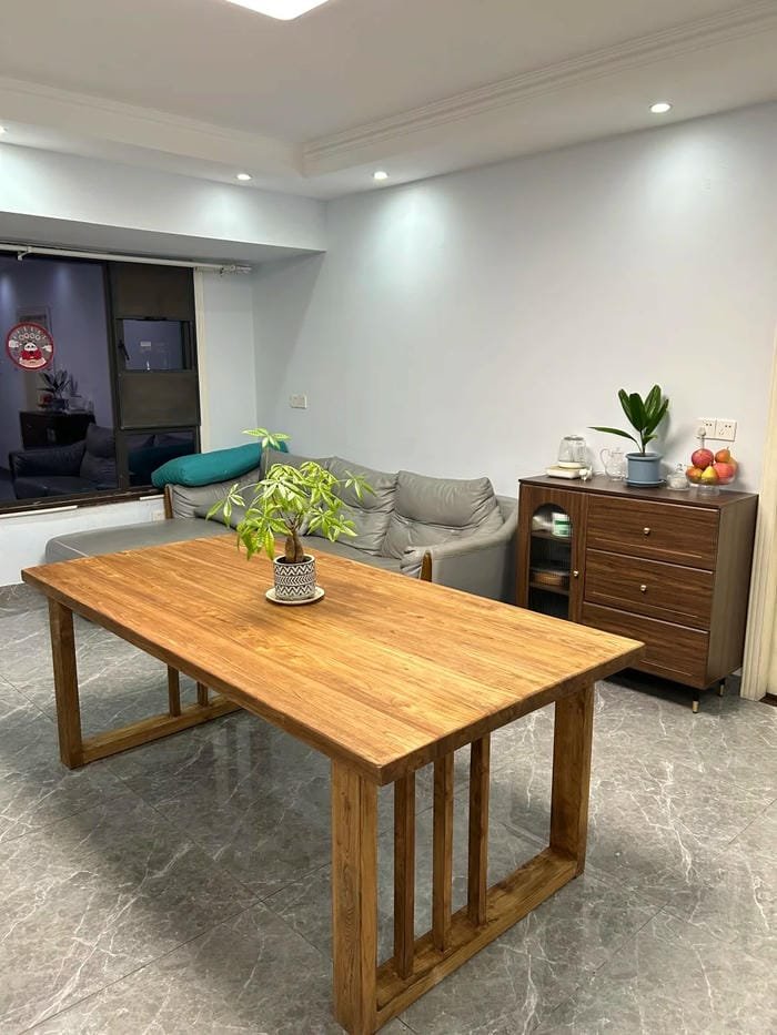 bàn có chân thiết kế thanh mảnh
