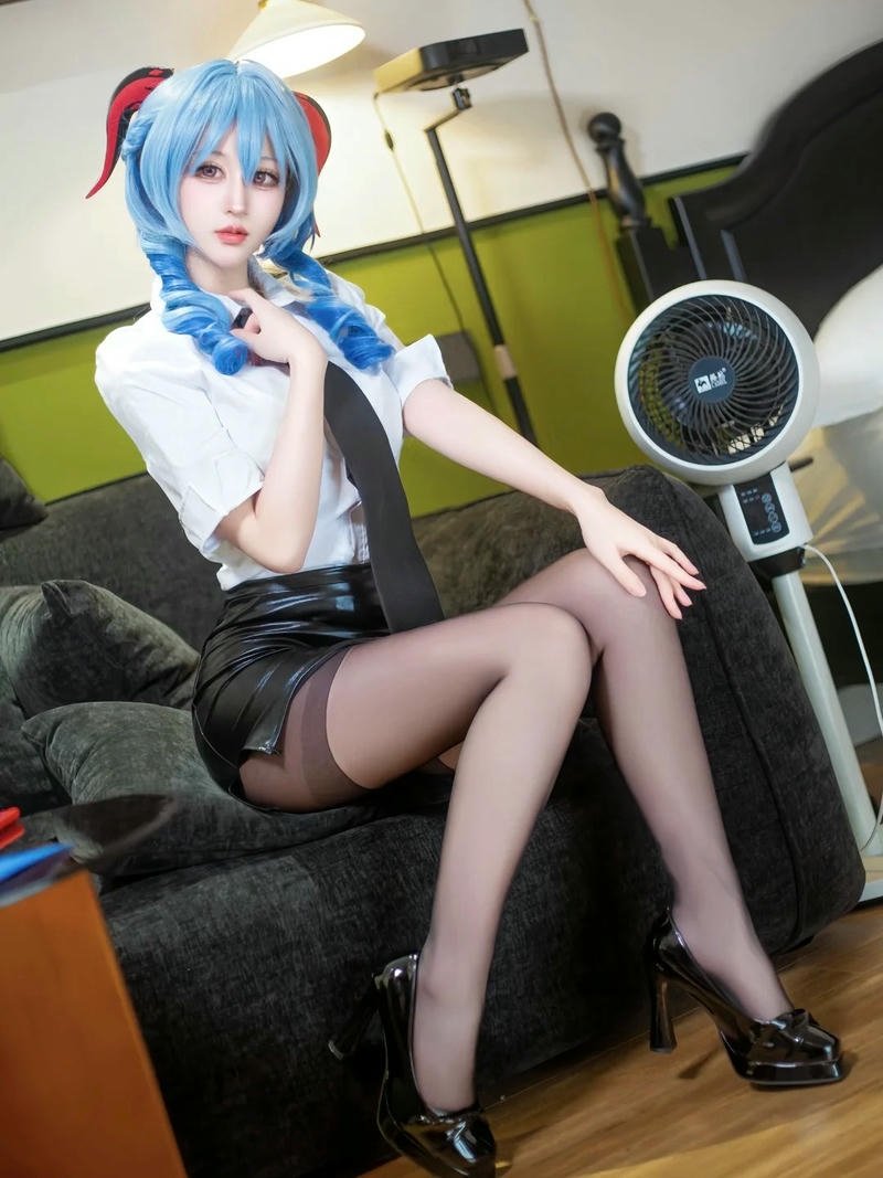 cosplay thư ký nổi bật tinh khôi