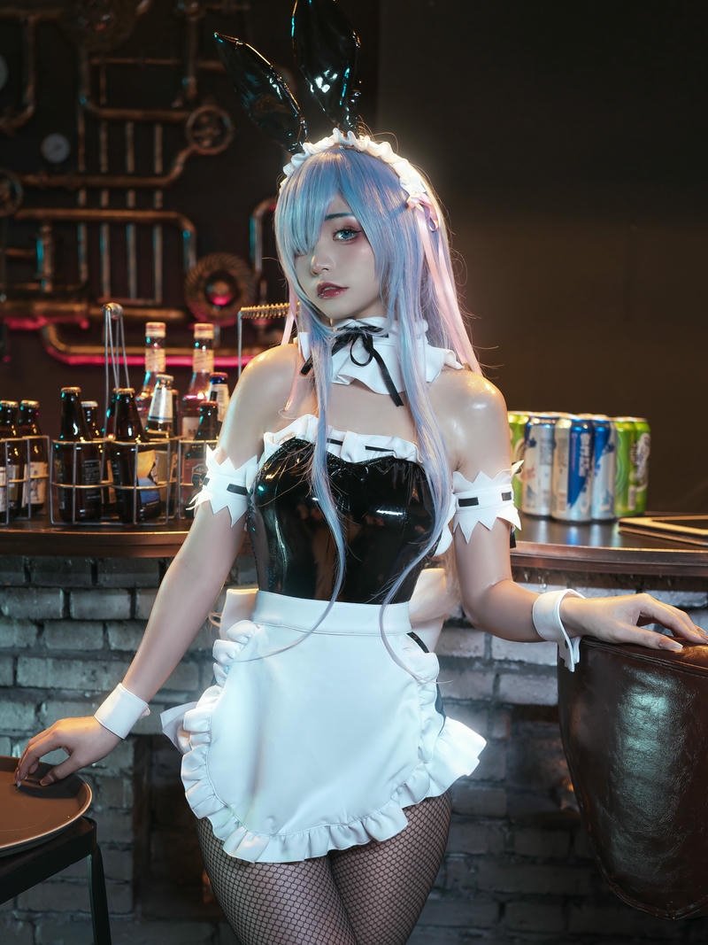 hình ảnh cosplay hầu gái sáng rực