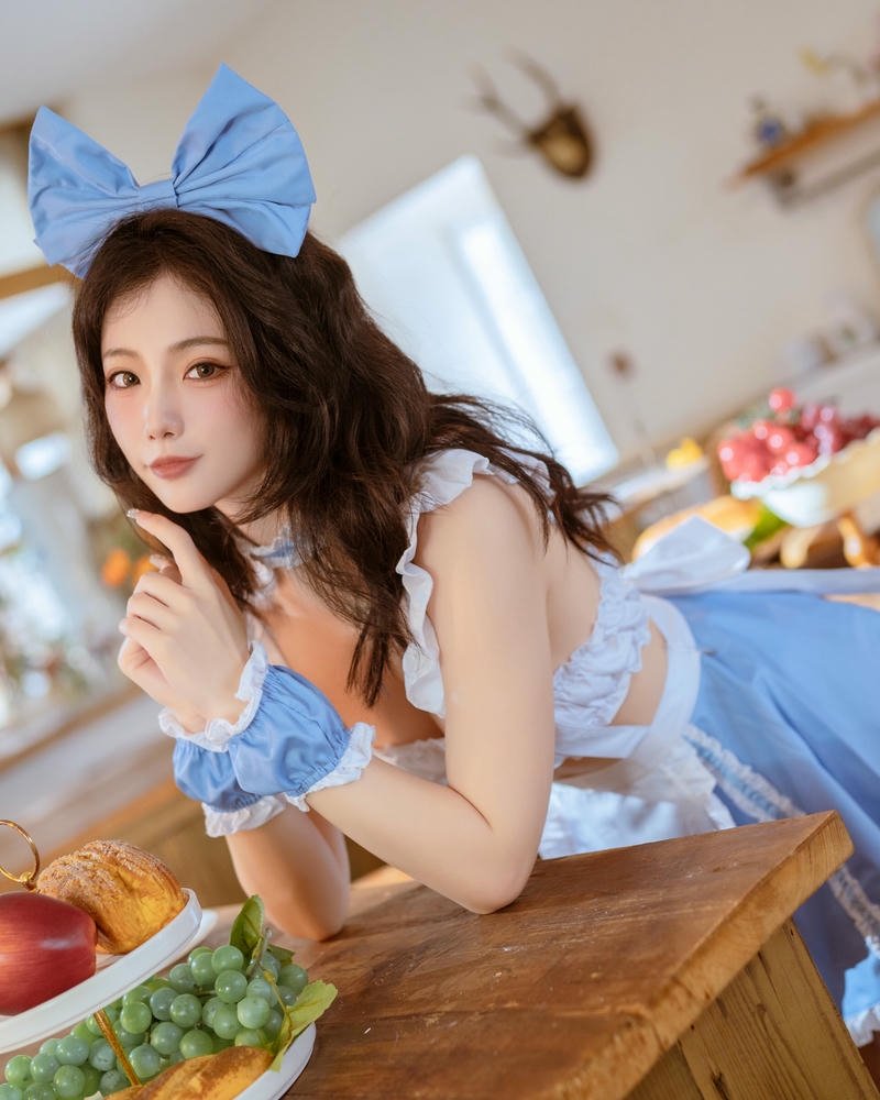 hình ảnh cosplay hầu gái vui vẻ