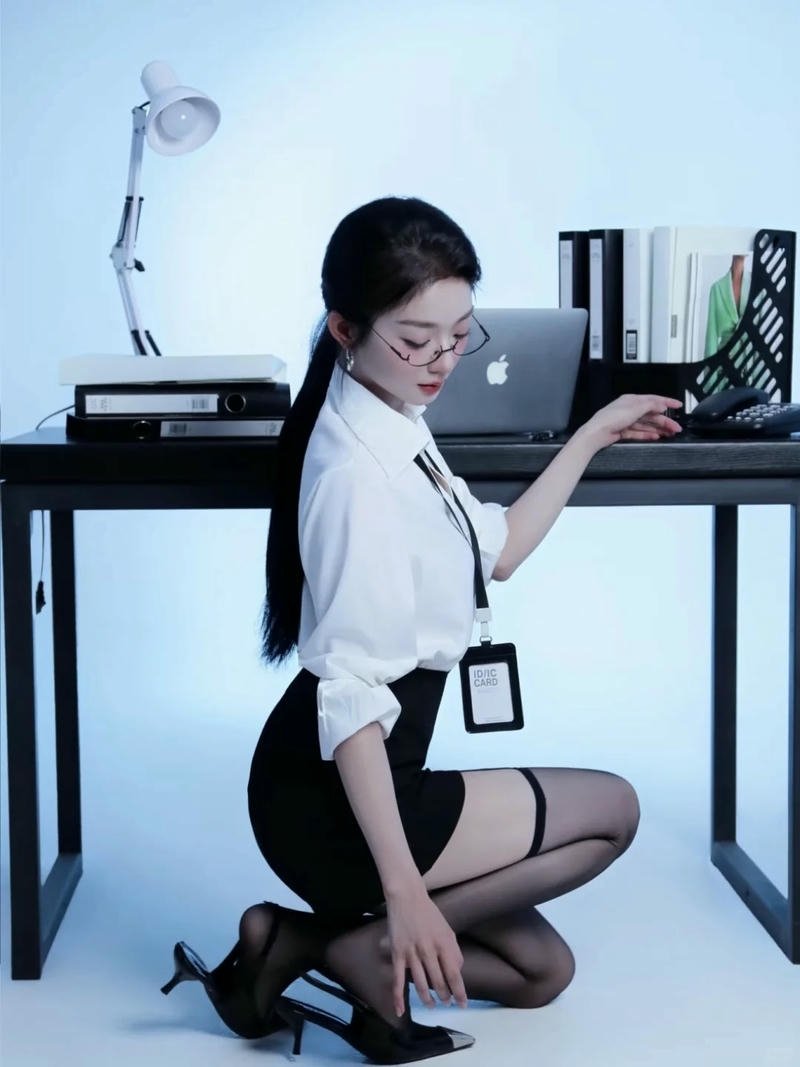 hình ảnh cosplay thư ký mềm mại