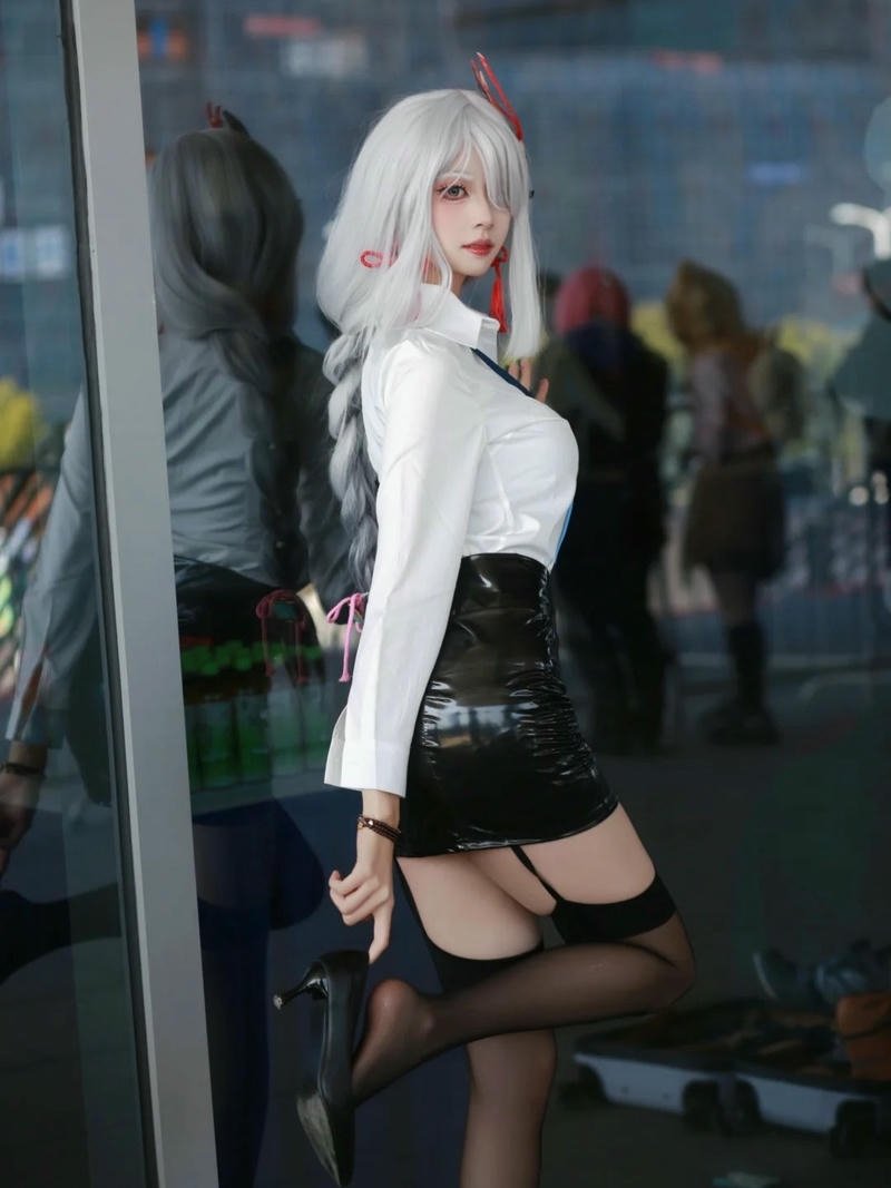 hình ảnh cosplay thư ký thanh lịch