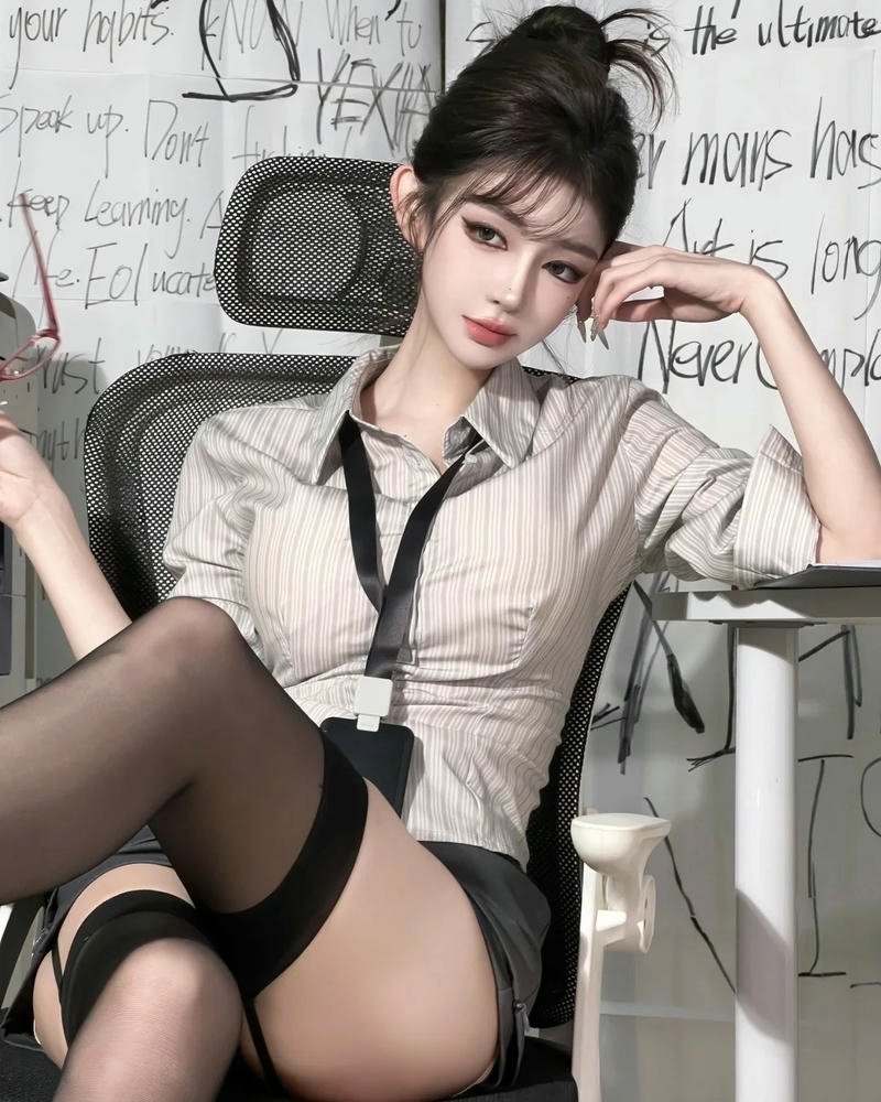 hình ảnh cosplay thư ký tinh tế