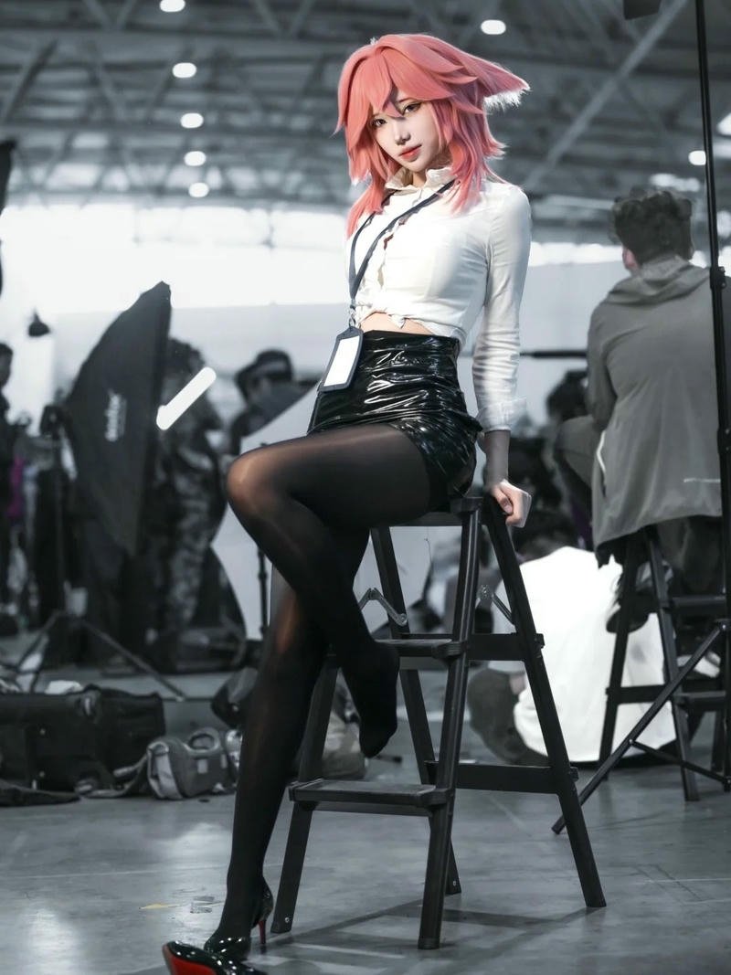 hình ảnh cosplay thư ký trẻ trung