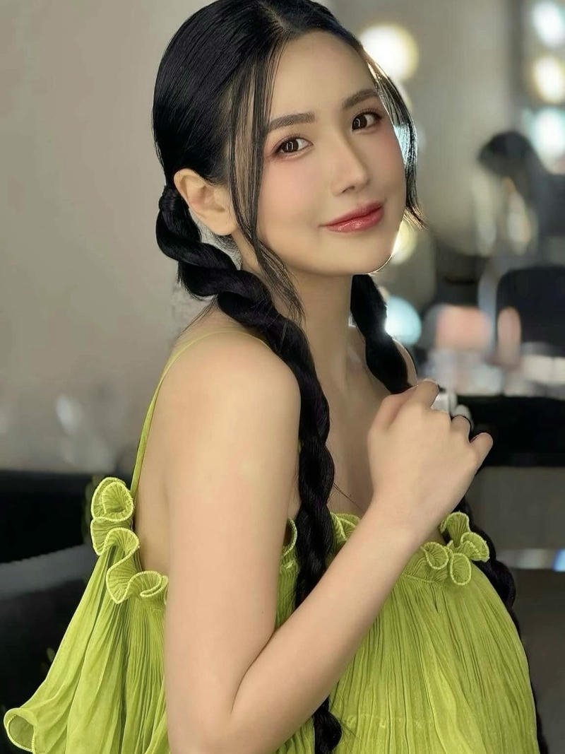 hình ảnh viên vibi lộ hàng da trắng