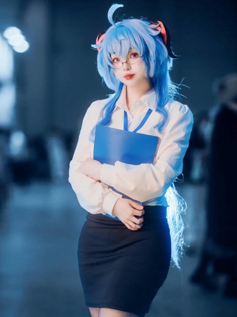 hình cosplay thư ký tinh khôi