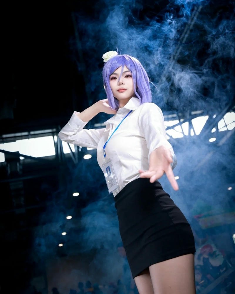 hình cosplay thư ký vui vẻ
