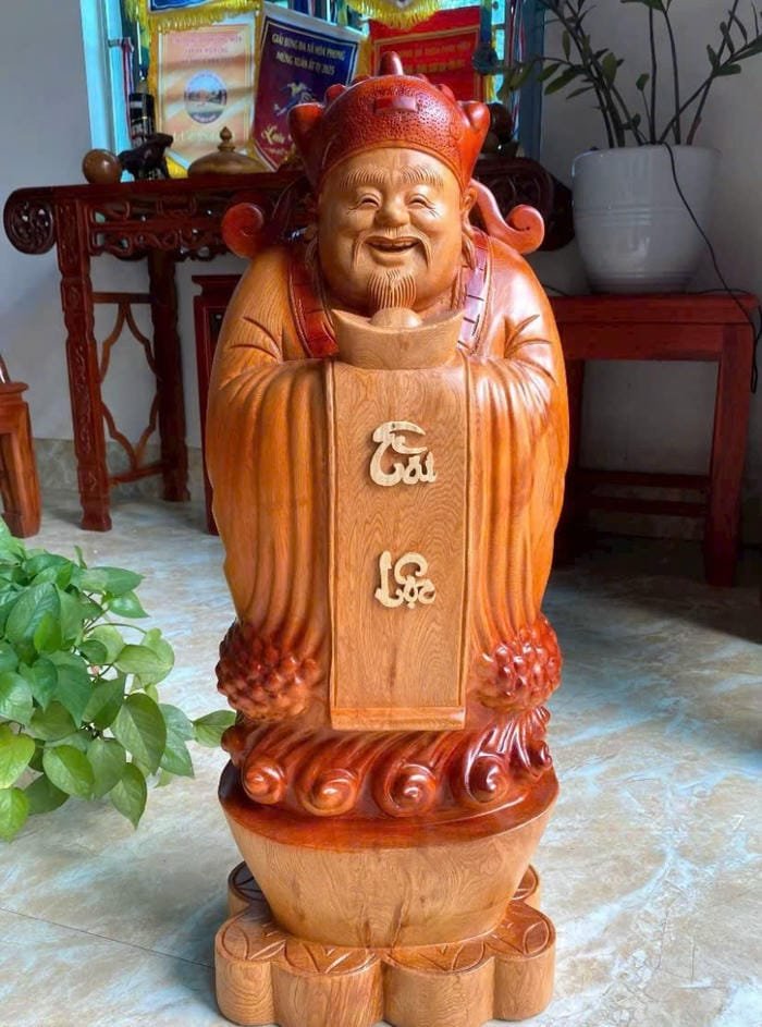 hình ông Thần Tài chạm khắc