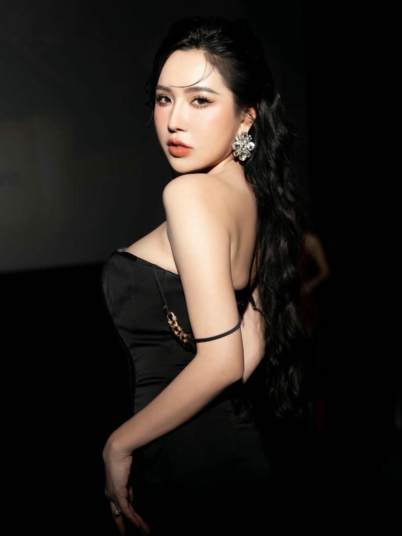 hình viên vibi lộ hàng bikini rơi