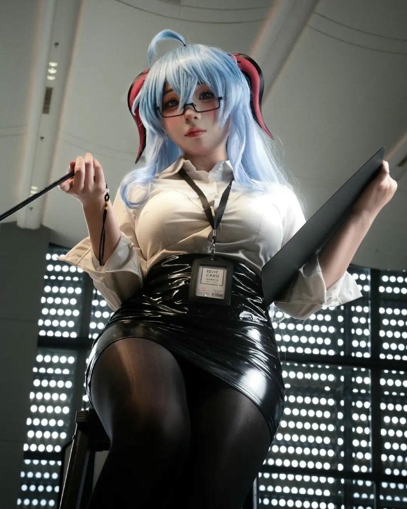 thư ký cosplay lung linh