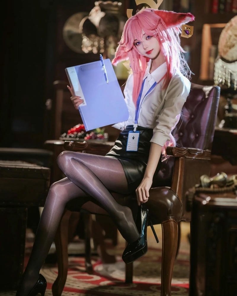 thư ký cosplay rực rỡ