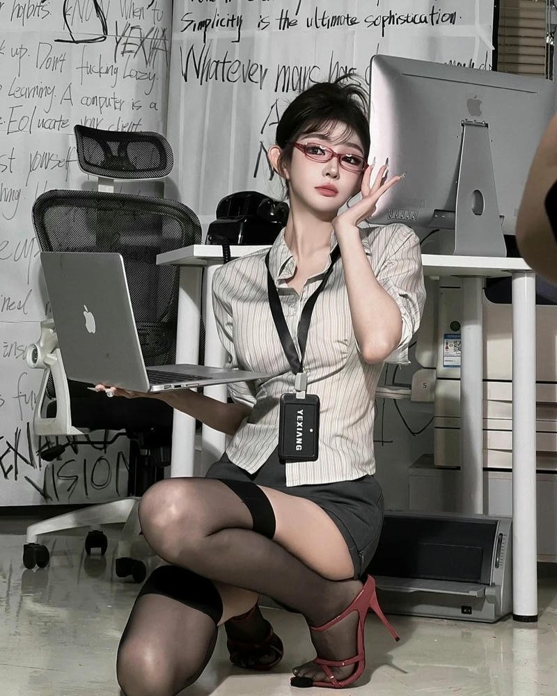 thư ký cosplay xinh đẹp