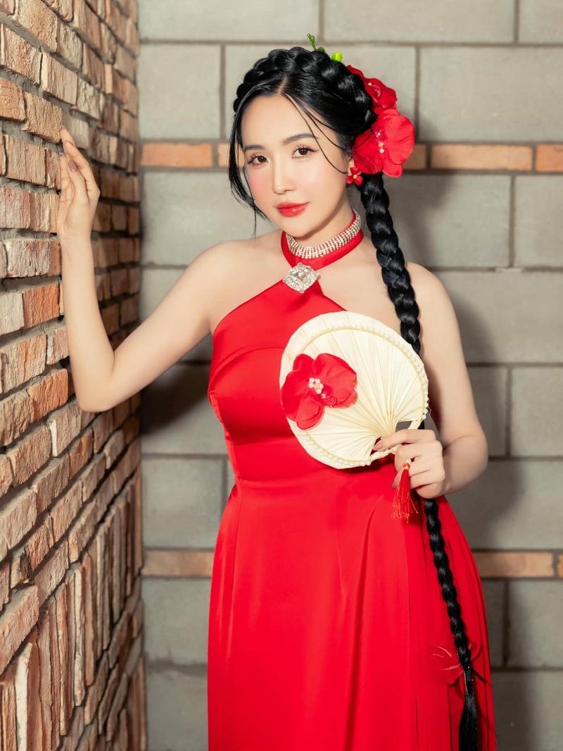 viên vibi lộ hàng khoe chân dài