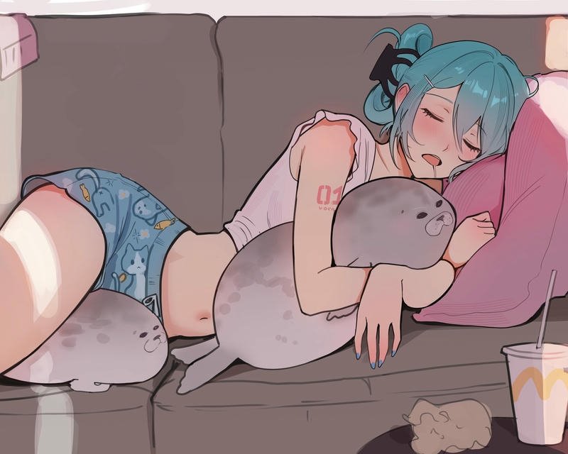 Ảnh anime girl tóc xanh nằm ngủ trên ghế sofa