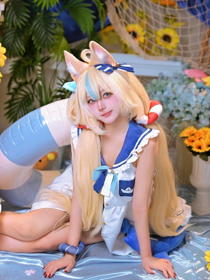 Ảnh cosplay Hà Vi hồ ly tai vàng bên hoa