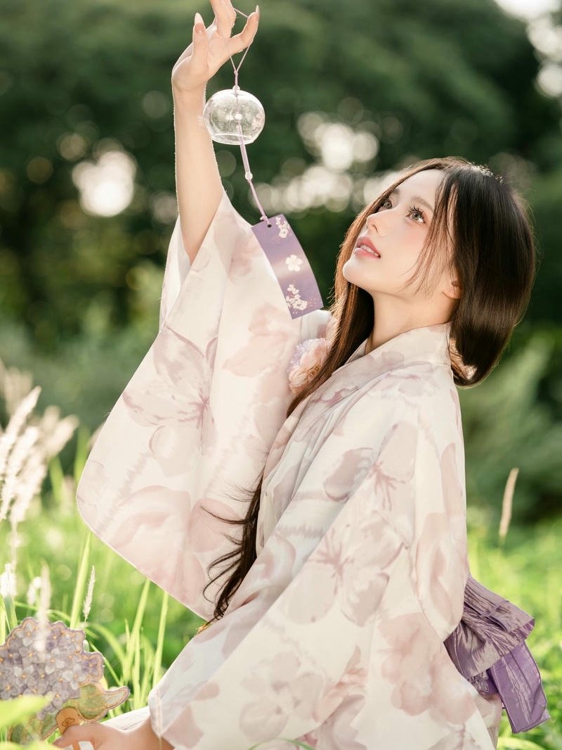 Ảnh cosplay Hà Vi mặc kimono trắng cầm ly rượu