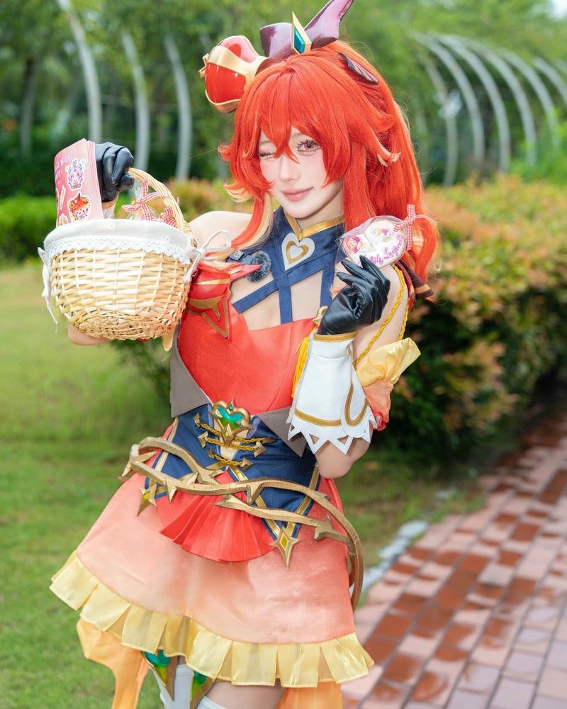 Ảnh cosplay Hà Vi váy cam tóc đỏ cầm giỏ
