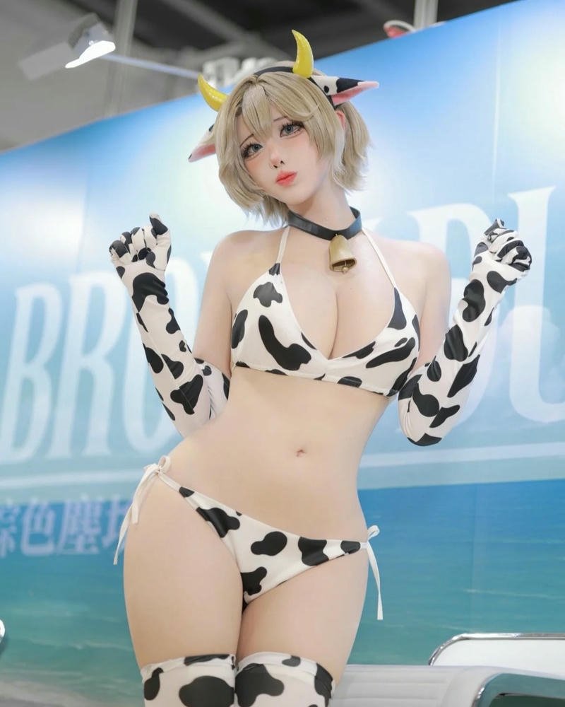 Ảnh cosplay bò sữa bikini dáng đứng nghiêng người