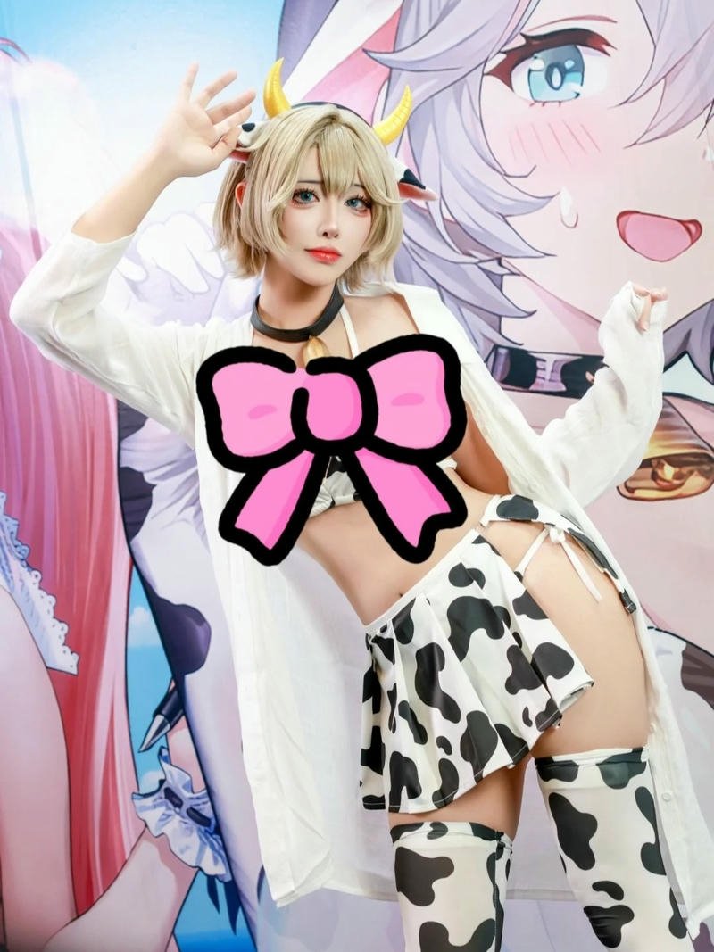 Ảnh cosplay bò sữa bikini đốm đen trắng đẹp