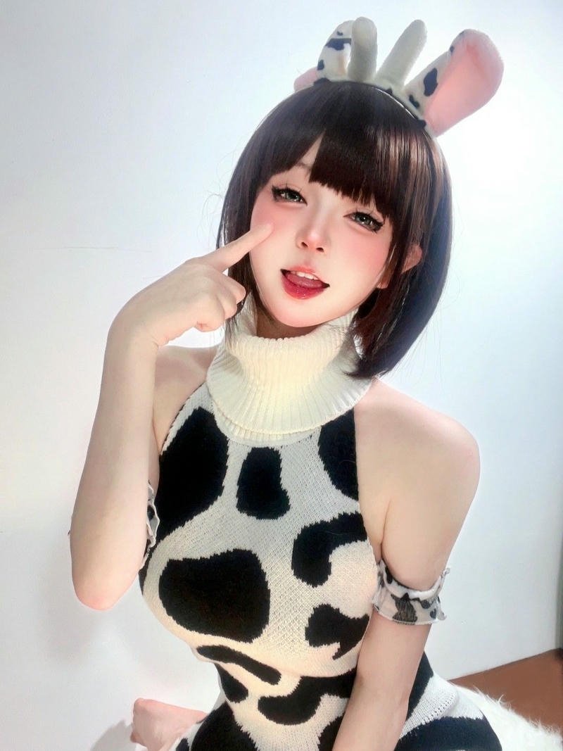 Ảnh cosplay bò sữa bikini tai thỏ dễ thương