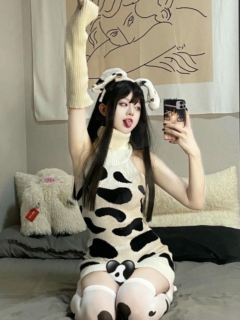 Ảnh cosplay bò sữa bikini vươn vai tạo dáng