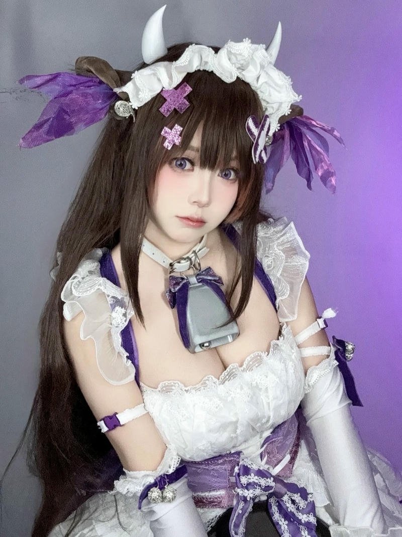 Ảnh cosplay bò sữa hầu gái tím tóc nâu dài