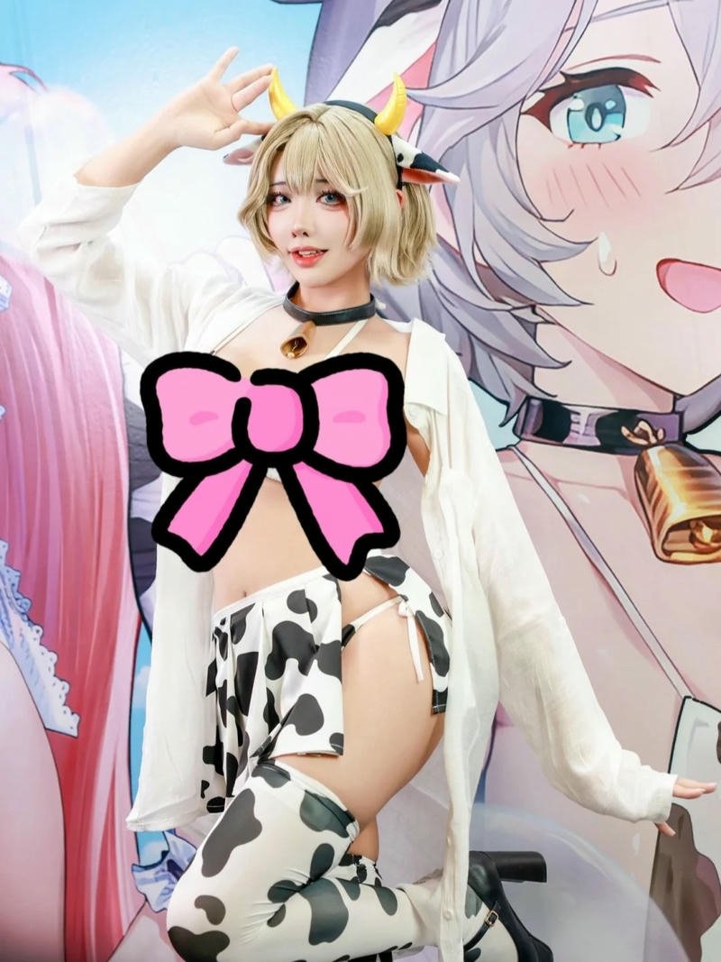 Ảnh cosplay bò sữa mặc váy trắng khoác áo