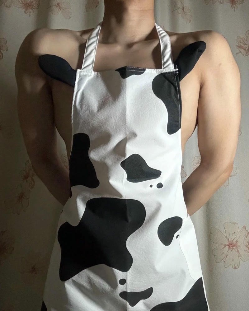 Ảnh cosplay bò sữa nam mặc tạp dề đốm đen