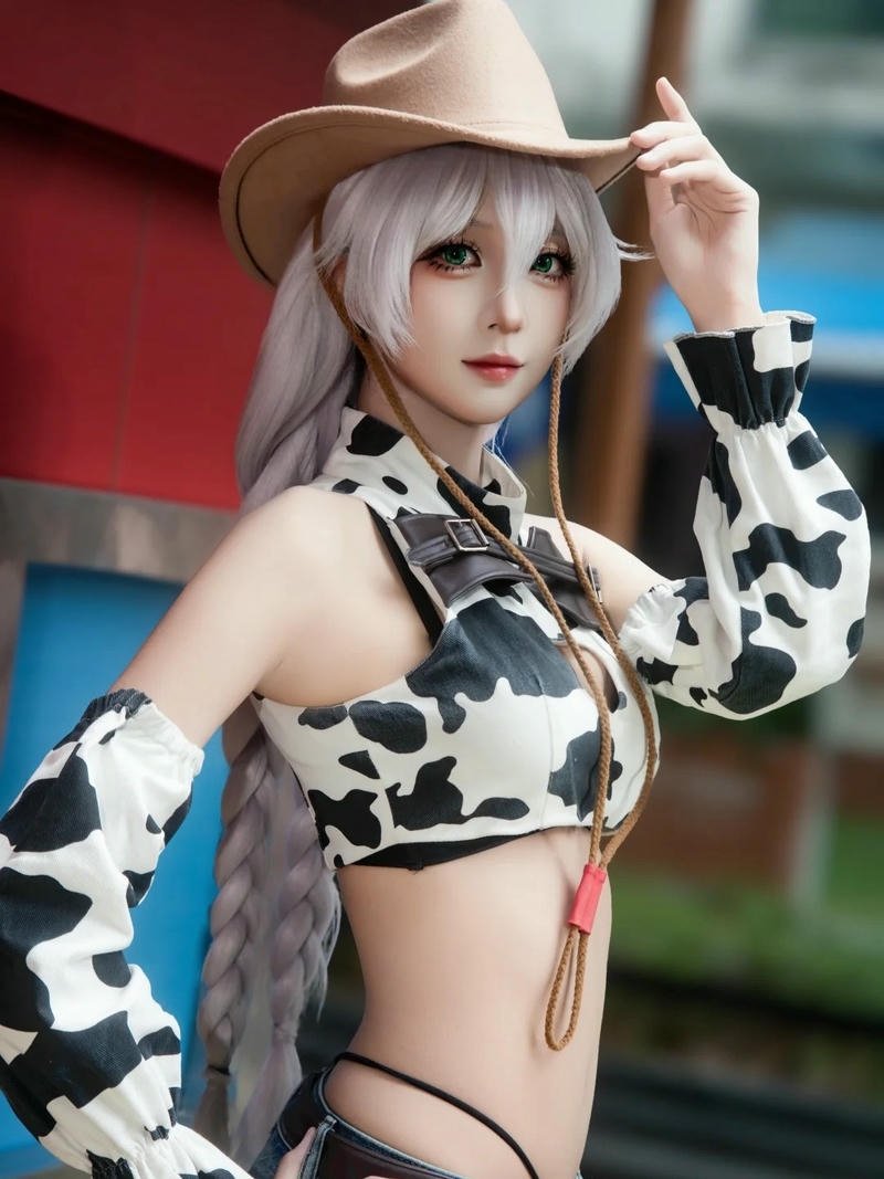 Ảnh cosplay bò sữa ngồi trên ghế gỗ đơn giản