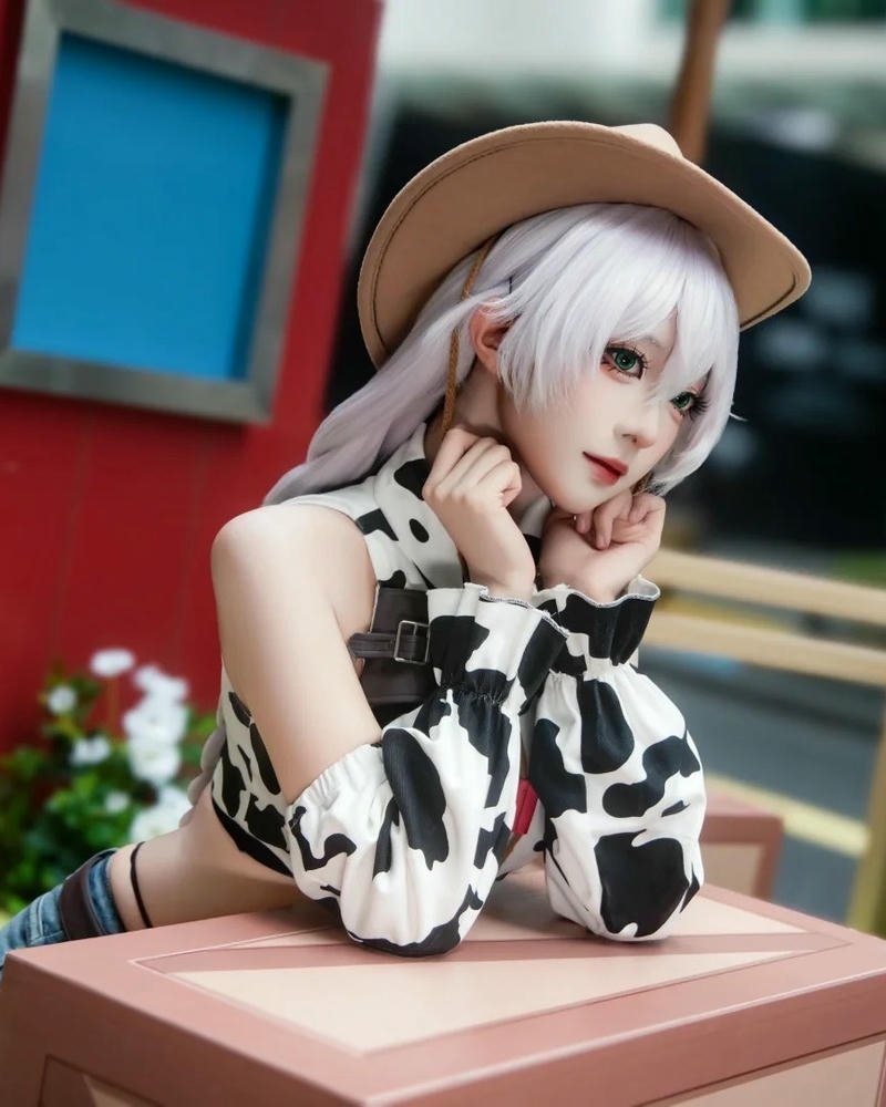 Ảnh cosplay bò sữa tóc bạch kim đeo găng tay