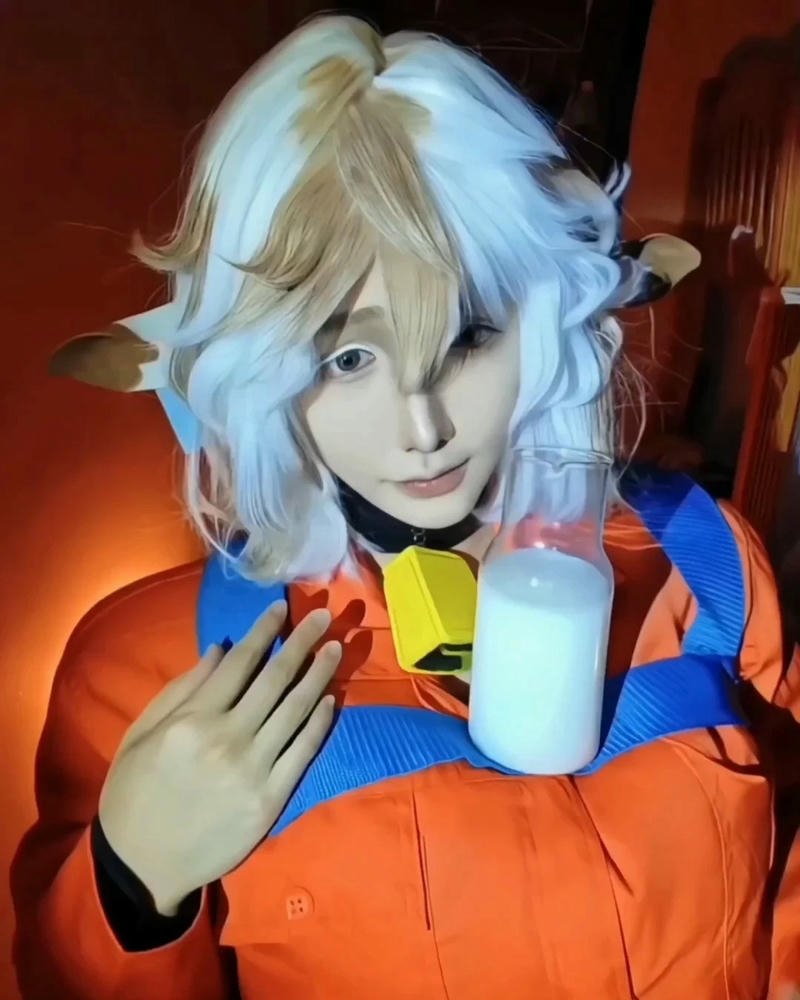 Ảnh cosplay bò sữa tóc vàng cầm bình sữa