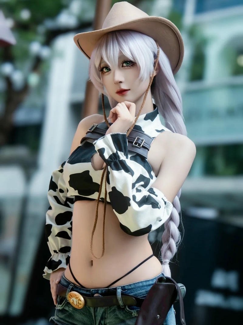 Ảnh cosplay bò sữa trang phục cao bồi nón rộng