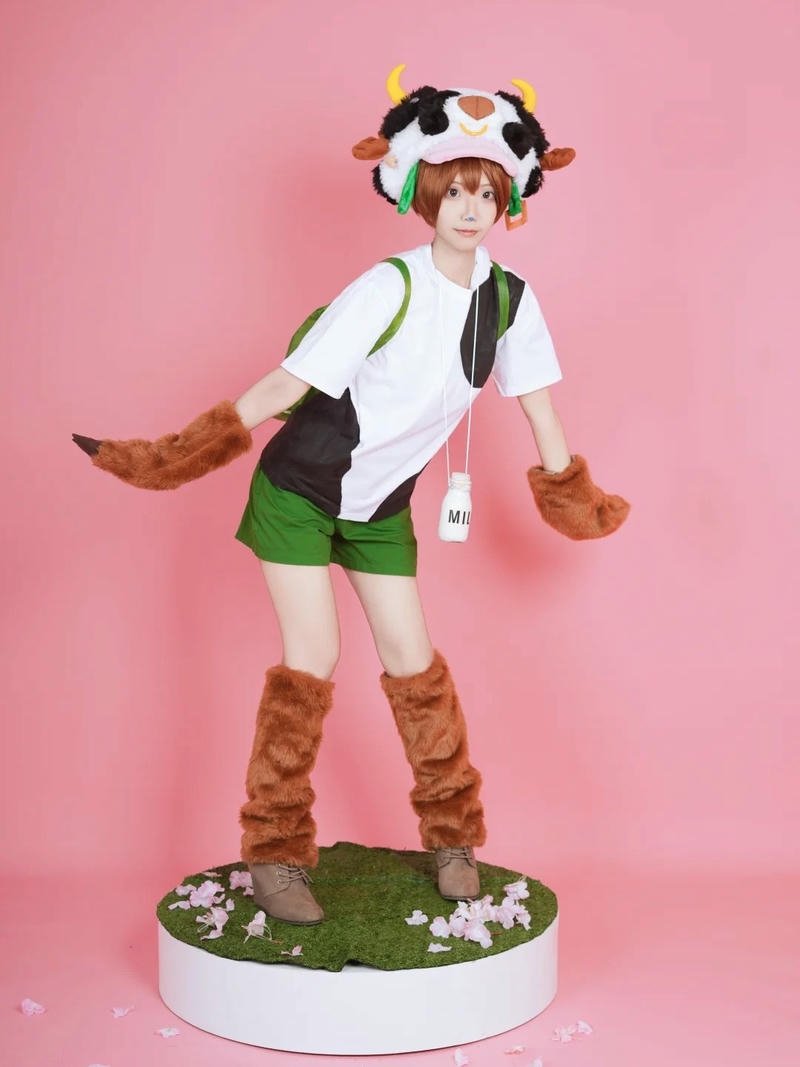 Ảnh cosplay bò sữa tượng mô hình đứng trên cỏ