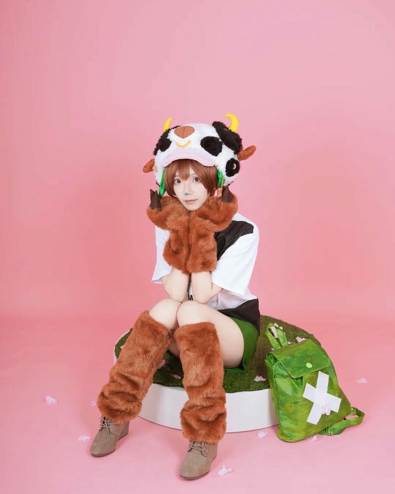 Ảnh cosplay bò sữa tượng mô hình ngồi trên rương