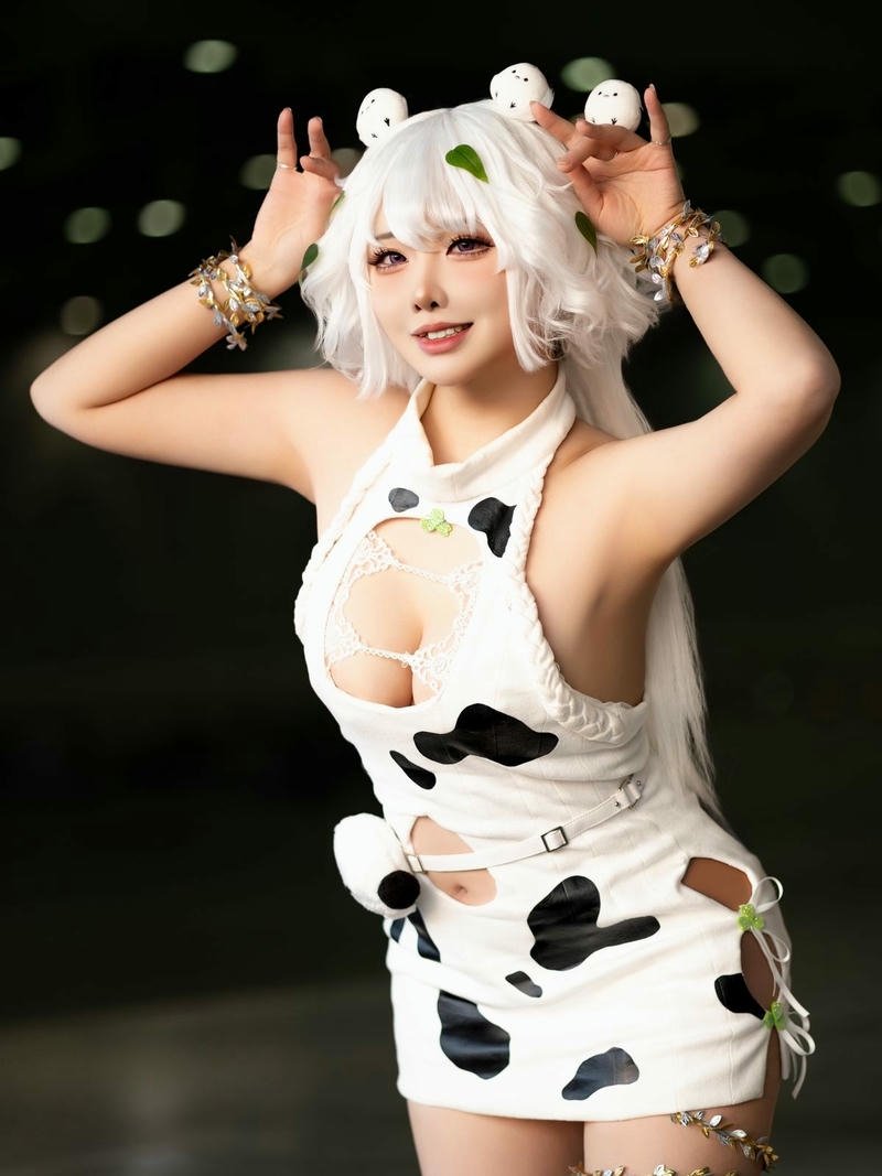 Ảnh cosplay bò sữa váy ngắn tai bò trên đầu