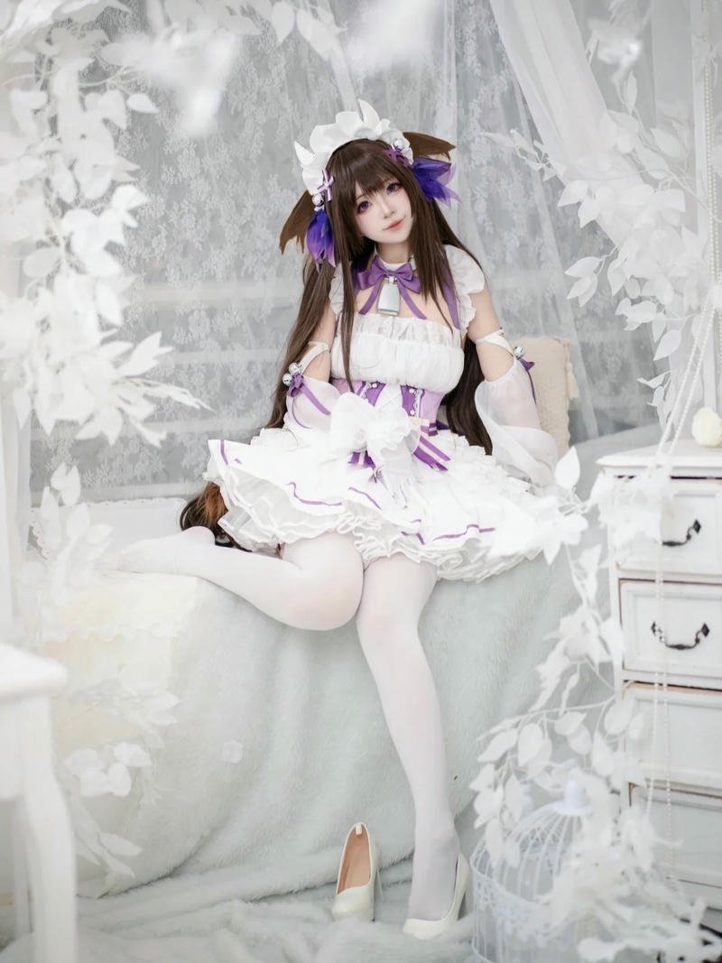 Ảnh cosplay bò sữa váy trắng ngồi trên ghế cao